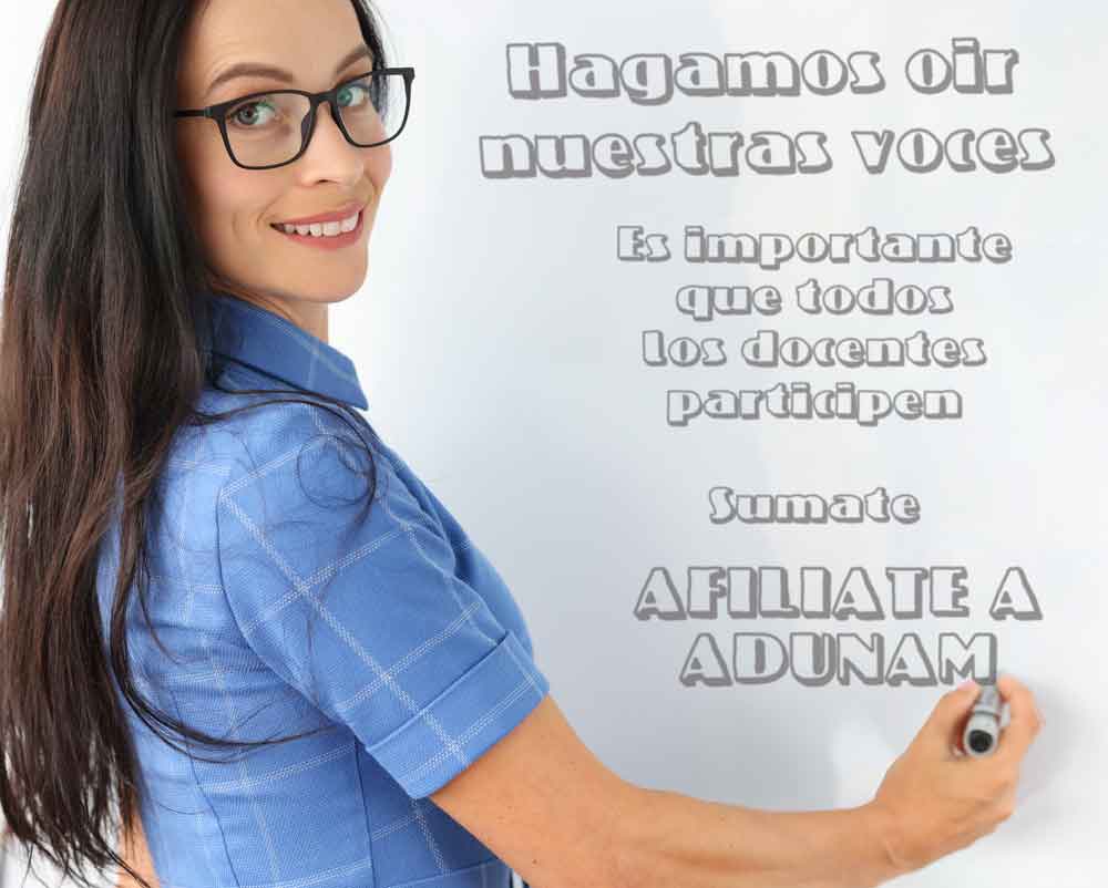 docente-en-pizarra-afiliate-a-adunam-asociacion-docentes-universidad-nacional-de-misiones